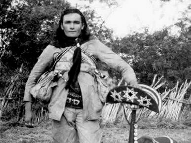 Cangaceiro. Existiam o cangaço dependente que era vinculado sempre aos coronéis e o independente que não estavam atrelados às forças de poder, nem aos coronéis e fazia sua própria liderança, formando o seu bando, como afirma Maria Izaura Pereira de Queiroz. Eram destemidos e espalhavam o terror da pior forma possível no sertão do Brasil. Matavam, roubavam, faziam conchavos, saqueavam, estupravam, eram os sem lei que faziam e aconteciam no nordeste de desigualdades