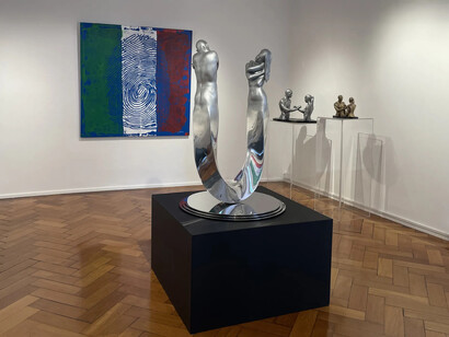 Lorenzo Quinn, I give you my heart, exhibition view. Courtesy of Contini Art Gallery