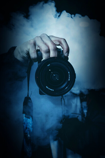 Obiettivo. Come non ricordare lo scatto, Parigi 1950, di Robert Doisneau, che ritrae una coppia di giovani innamorati che si baciano, mentre tutto intorno a loro è in fervente movimento