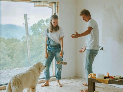 Por outro lado, você pode ter uma súbita revelação para o seu próprio espanto de não se reconhecer mais nos símbolos da cidade: sotaques, costumes, tradições e festas. Não chega a ser uma repulsa às suas origens. Mas uma constatação, um tanto agridoce, de que esses elementos fizeram parte de uma identidade que você não compartilha mais. Às vezes, a contragosto, porque pode ser difícil admitir isso para nós mesmos, sem julgamento