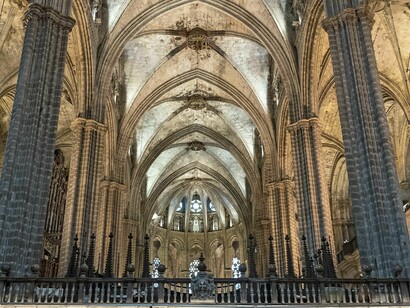La imponente arquitectura medieval que evoca el repentino retroceso tecnológico y la vida sin electricidad. Catedral de Barcelona, Cataluña, España