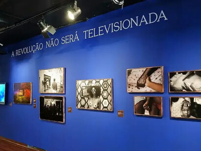 Fotografias, pinturas e outras obras dividem o espaço da exposição Ecos Malês, dedicada às marcas deixadas pela Revolta dos Malês na história de Salvador. A multiplicidade de olhares sobre o passado também revela uma sociedade formada por encontros, conflitos e diferentes identidades