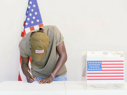 Ein Mann, der bei den bevorstehenden Wahlen in den Vereinigten Staaten seine Stimme abgibt