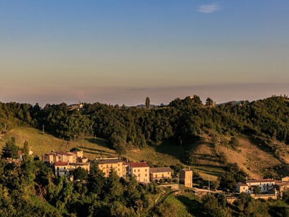 In queste zone montane, impervie e affascinanti, dove restano solo molti vecchi e pochi giovani ancora fortemente legati alla vita e all’aria che si respira qui. Gli abitati di Caibelli, in particolare lungo una costa della Serra di Burano; Caicambiucci, ph di Riccardo Martinelli