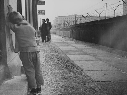 Niño en las inmediaciones del Muro de Berlín en 1962