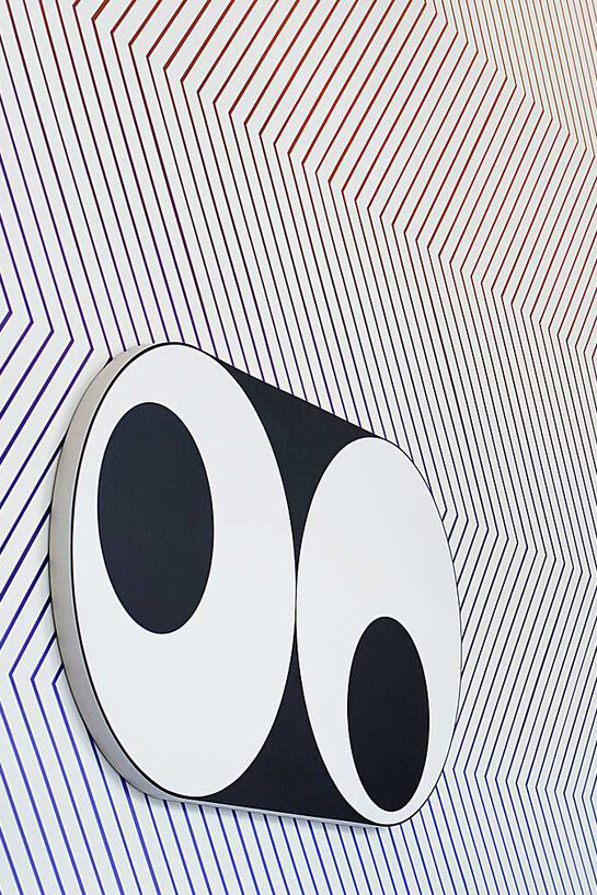 Easy Heavy III, 2013 und Eye to Eye, 2013 von Claudia Comte. Courtesy of Museum Haus Konstruktiv