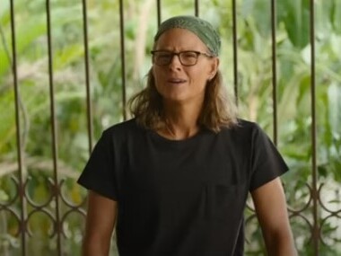 Jodie Foster è Bonnie Stroll. Il film esplora la determinazione incrollabile di Nyad, affrontando sfide fisiche estreme e lottando contro i propri limiti, il tutto supportato dalla sua fedele amica e allenatrice, Bonnie Stoll
