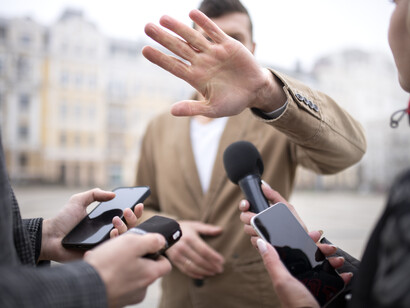 Reporter durante un'intervista: "La funzione principale del giornalismo dovrebbe essere quella di riportare i fatti nella loro forma più pura, senza alcun commento o giudizio personale"