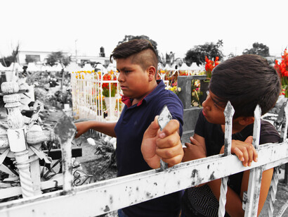 Niños en el panteón del cementero de Mixquic, Ciudad de México