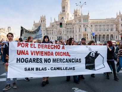 San Blas-Canillejas, distrito obrero del este de Madrid, representa uno de los muchos barrios profundamente afectados por la crisis de la vivienda. Con el emblemático Palacio de Cibeles al fondo, sostienen una gran pancarta blanca que proclama «Por el derecho a una vivienda digna».Manifestación por una vivienda digna» en Madrid el 9 de febrero de 2025, España