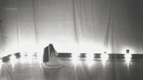 Theresa Hak Kyung Cha, fotografía de la performance "A BLE W AIL", 1975, Berkeley Art Museum and Pacific Film Archive