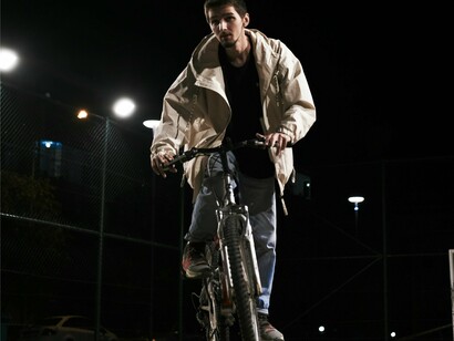 Naquela noite, Gabriel resolveu ativar o instinto de explorador e ir mais longe do que o habitual. Aventurou-se no bairro vizinho, que era composto de poucas casas e muito verde, no estilo rural do início da urbanização de todos os bairros residenciais que conhecemos. O menino, durante sua rota, encontrou uma trilha muito escura no meio do mato e, percebendo que não havia ninguém por ali, pedalou escuridão adentro, como numa aventura de um filme de terror


