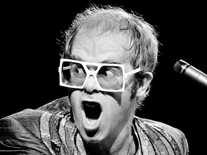 Un eccentrico Elton John durante una performance