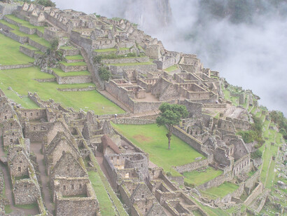 Scavi archeologici. La storia costruttiva di un sito è parzialmente conservata nel sottosuolo e solitamente viene rivelata attraverso indagini archeologiche classiche, come gli scavi. Machu Picchu, Perù