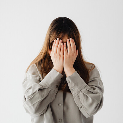 A terapia cognitivo-comportamental, no tratamento da síndrome do impostor, ajuda os indivíduos a identificar e desafiar pensamentos ditorcidos sobre si mesmo