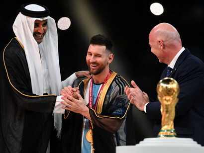 Ceremonia de premiación del Mundial de Catar, 2022, de izquierda a derecha: el emir de Catar, Tamim bin Hamad Al Thani, Lionel Messi, capitán del equipo argentino, y el presidente de la FIFA, Gianni Infantino 