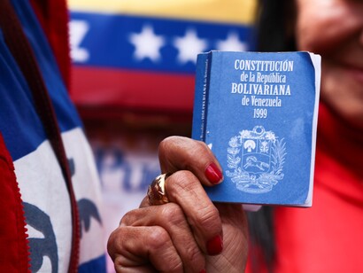 Ejemplar en miniatura de la Constitución de la República Bolivariana de Venezuela