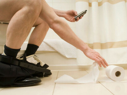 Chateando con el móvil en el cuarto de baño