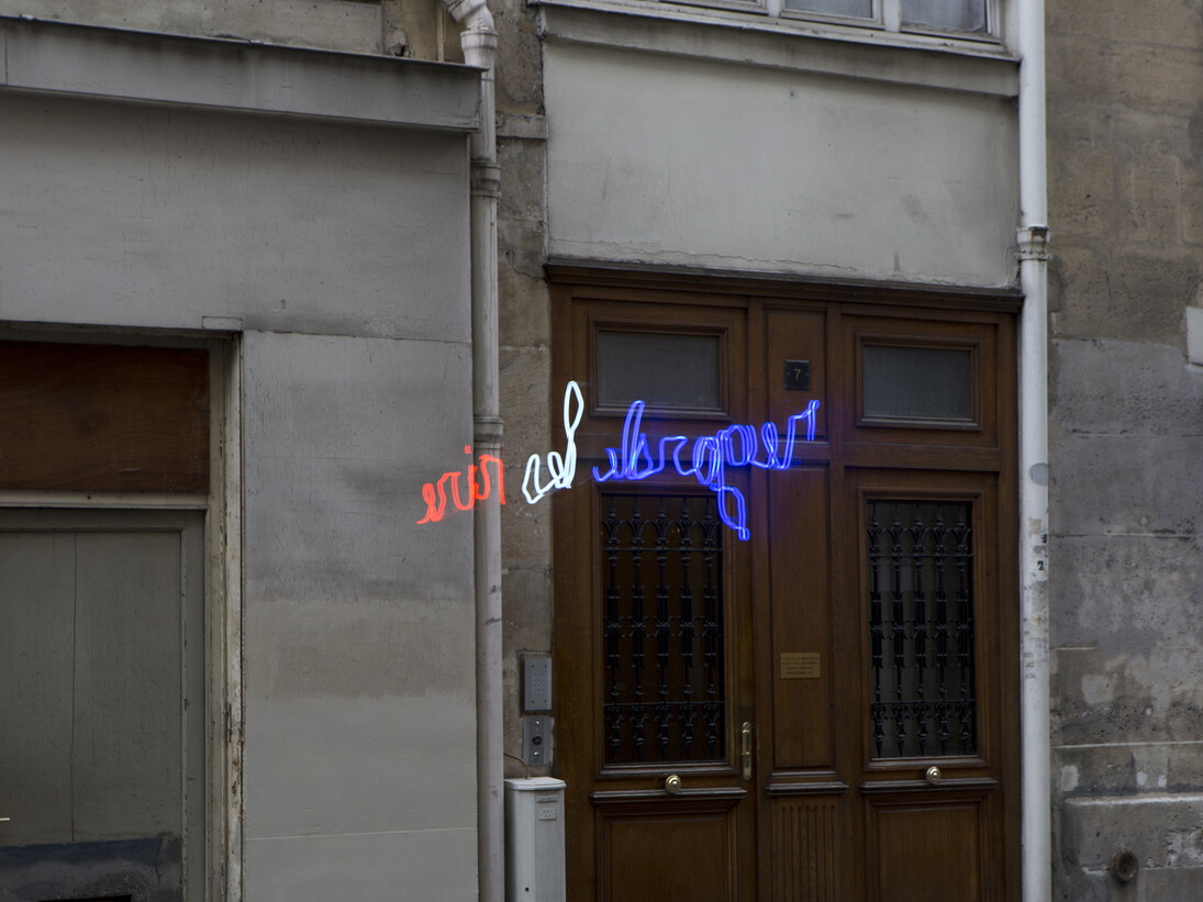 Claude Lévêque, Regarde les rire, 2015, Néon bleu, blanc, rouge / Neon blue, white and red, 33 x 150 cm, Ecriture / Writing : Romaric Etienne © ADAGP Claude Lévêque . Photo. Julie Joubert , Courtesy the artist and kamel mennour, Paris