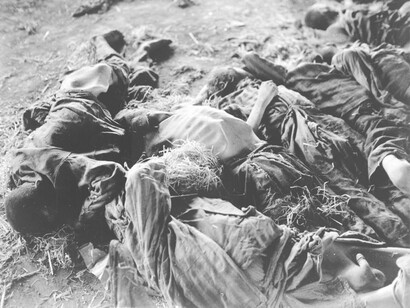Cuerpos de esclavos del campo de concentración de Nordhausen yacen donde murieron de hambre, 1945