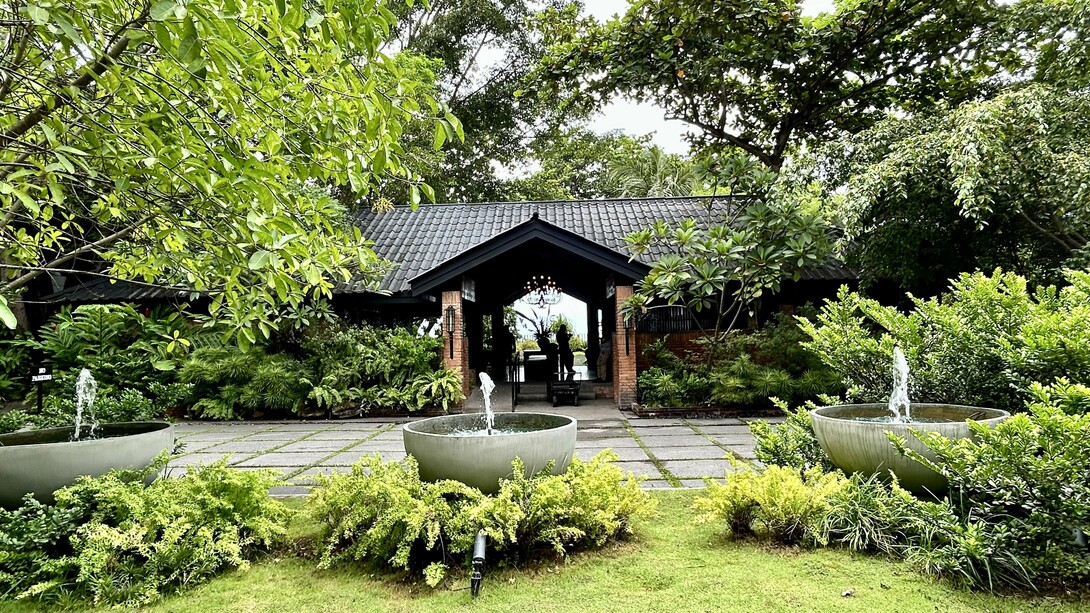 Entrance courtyard, The Henry Resort Dumaguete © Alma Reyes