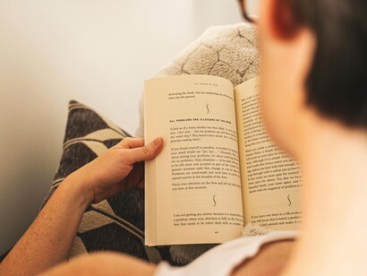 Hombre leyendo un libro. Donoso Pareja, como Goytisolo, pareciera registrar en su obra el pulso de su época