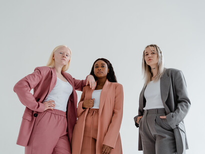 Pantalones de tiro alto: los diseñadores han reinterpretado este clásico atemporal, creando piezas que no solo abrazan la comodidad, sino que también realzan la silueta