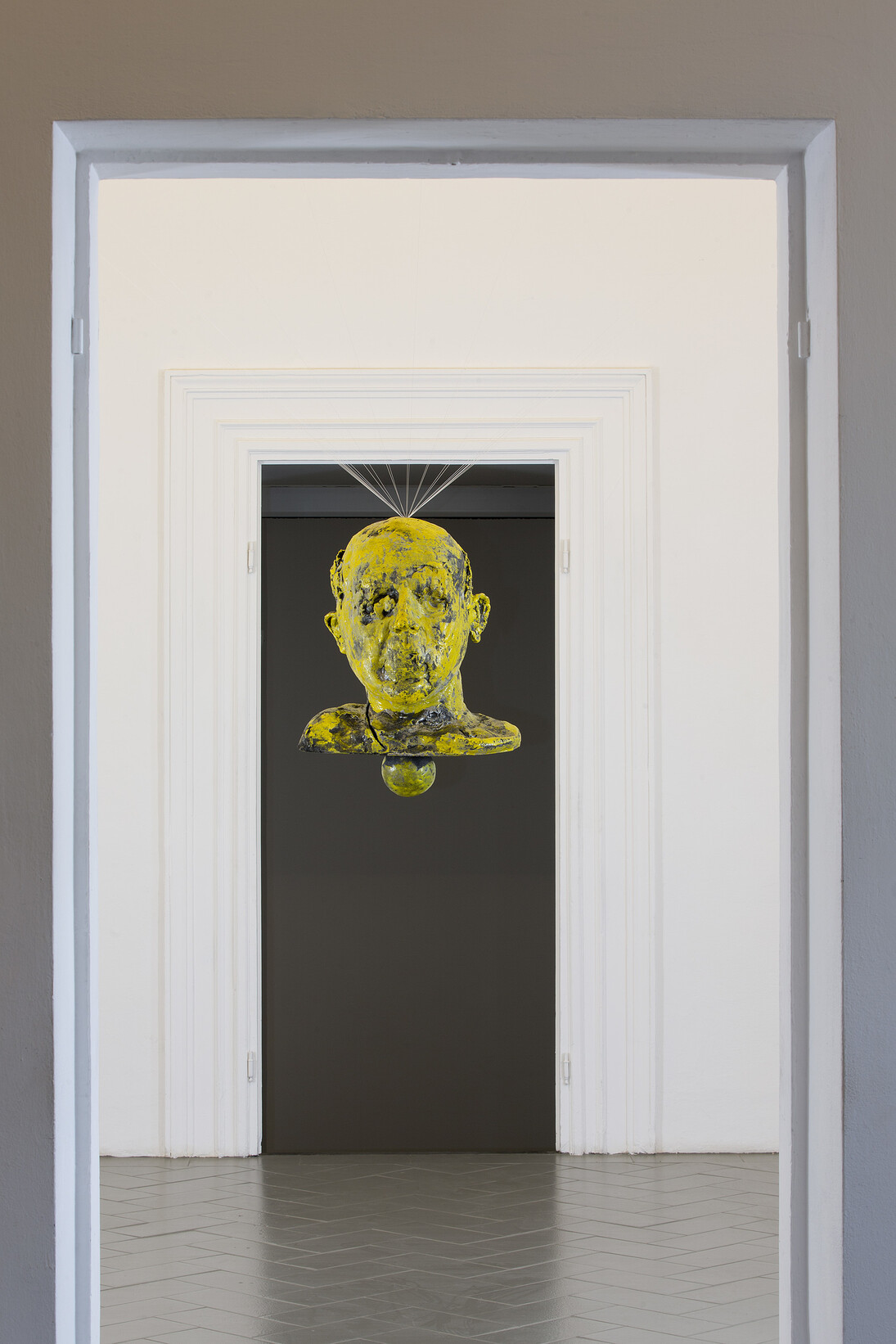 Gianni Dessì, Nome
e
Cognome,
2015,
nylon
e
ceramica
Raku,
tempera
su
soffitto,
70
x
55
x
48
cm