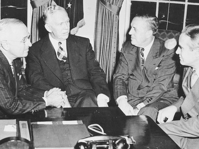 Harry Truman assina o Plano Marshall (1948)
