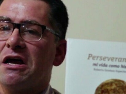 Roberto Espeche, the tireless author and salesman, with his book "Perseverancia," which chronicles his passage "from darkness to light," and has sold over 15,200 copies
