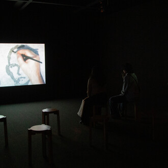 Sala de vídeo: Oscar Muñoz, vista da exposição. Cortesia do MASP