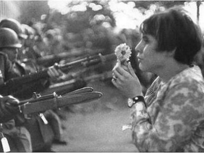 Las flores contra las armas en mayo del 68