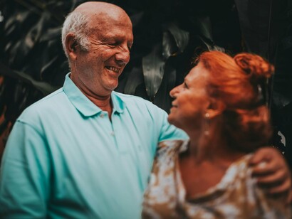 No segundo andar, apenas duas janelas. As vozes provinham de um casal de idosos que conversava animadamente, um em cada janela. Achei curioso