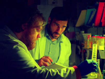 "Smetto quando voglio"  è la storia di un gruppo di brillanti ricercatori universitari che tentano di uscire dalla precarietà, producendo e spacciando smart drugs