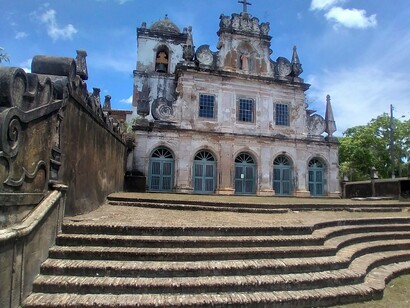 Convento de Santo Antônio do Paraguaçu, localizado na comunidade quilombola de São Francisco do Paraguaçu, Bahia. Em Torto Arado descobrimos que essas comunidades também foram formadas via cooptação de antigos escravos pelos fazendeiros