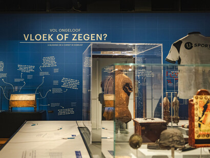 Wer schreibt geschichte? Ausstellungsansicht. Mit freundlicher genehmigung des Groninger Museums