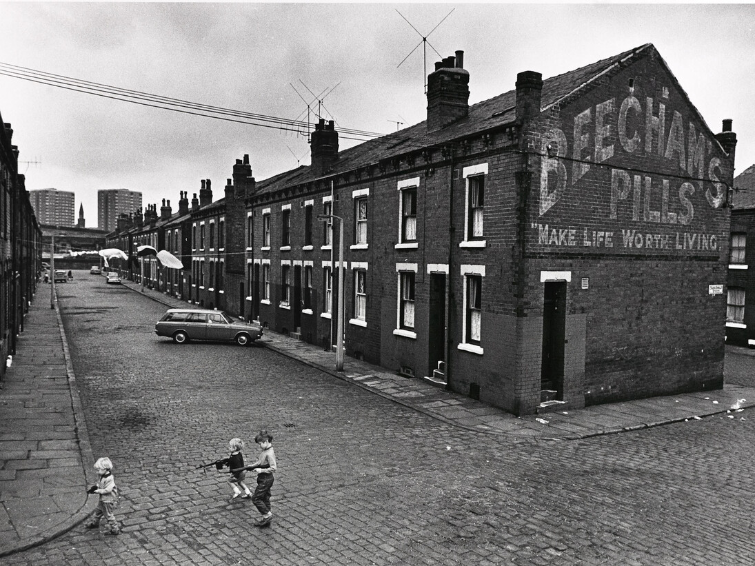 “Make Life Worth Living”, terrace of back-to-back houses, Leeds, West Yorkshire, July 1970 © Nick Hedges / National Media Museum, Bradford