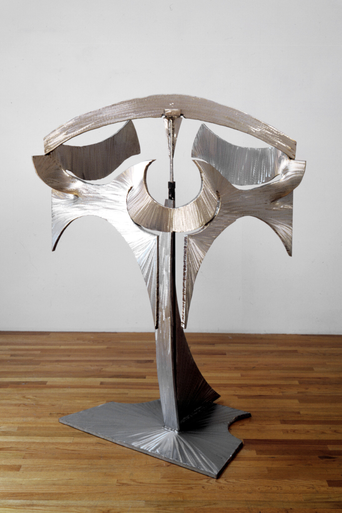 Mark di Suvero, Ghost Guest, 2002 Stainless steel, steel 69 x 52 x 55 inches; 172.5 x 130 x 137.5 cm ©Mark Di Suvero. Courtesy Paula Cooper Gallery, New York, and James Cohan Gallery, Shanghai. Photo: Osamu Nishihara