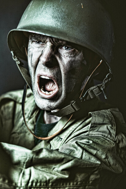 Emozioni e guerra. La duplice disumanizzazione della guerra produce o un trauma regressivo (shock da combattimento, panico, rifiuto) o uno aggressivo (crudeltà, perdita dei freni inibitori morali)