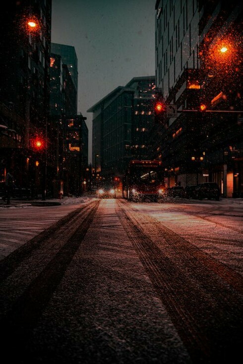 Oltre a trasformare e riqualificare gli spazi fisici abbandonati, lo skateboard offre anche una soluzione alla crescente sfida della mobilità urbana sostenibile, facendo fronte al crescente problema della congestione del traffico