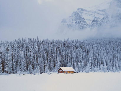 La comadrona limpió al bebé, lo envolvió en una manta amarilla y lo dejó en la cuna directamente
