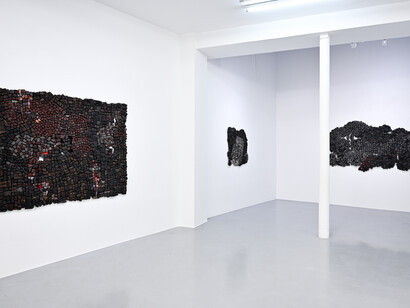 Eva Obodo, And we hired a carpenter to patch the cloth, vue de l'exposition. Avec l'aimable autorisation de la galerie Afikaris et de l'artiste