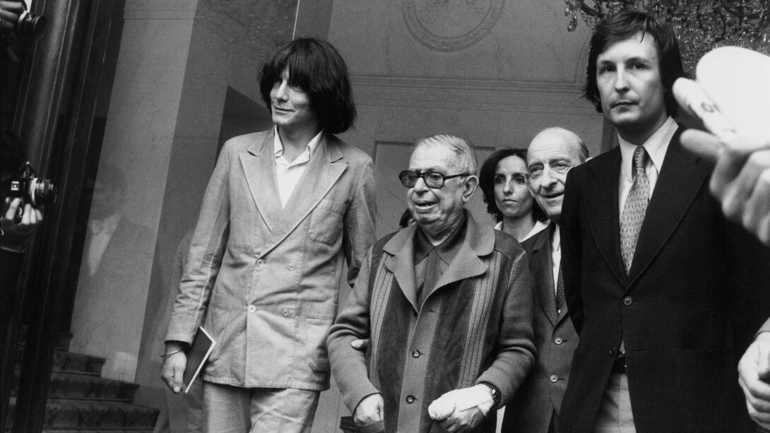 De izquierda a derecha: André Glucksmann, Jean-Paul Sartre y Raymond Aron