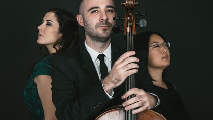 Guillermo Turina con su chelo y las intérpretes Eugenia Boix y Tomoko Matsuoka