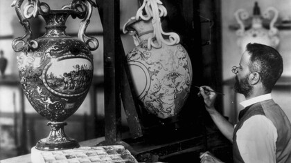 Fratelli Alinari, Il pittore Francesco Albizi intento alla decorazione di un vaso in maiolica nel reparto ‘Pittoria’ dello stabilimento Richard-Ginori di Doccia, Sesto Fiorentino, 1902 circa
