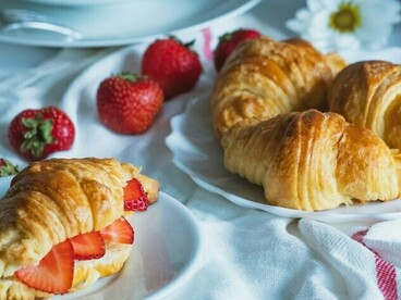 Une pâtisserie française classique, en forme de croissant et faite avec une pâte feuilletée et beurrée