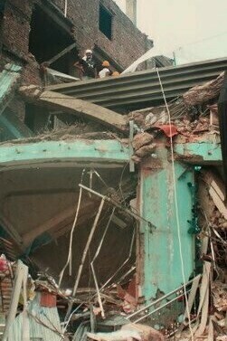 Sauveteurs au travail lors de l'effondrement de l'immeuble Rana Plaza à Savar, au Bangladesh, en 2013