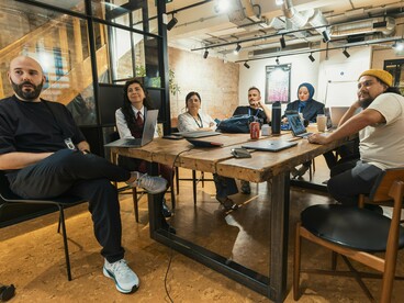 Entre cadeiras, mesa e um clima descontraído, a equipe troca ideias em um ambiente pensado para o conforto. Empresas que cuidam do espaço físico também demonstram cuidado com as pessoas