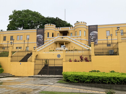 Publicamos libros de autores vivos porque es una manera de decir que son las expresiones culturales de hoy, las sensibilidades de hoy, las preocupaciones sociales de hoy… Fachada oeste del Museo Nacional de Costa Rica, antiguo Cuartel Bellavista, San José