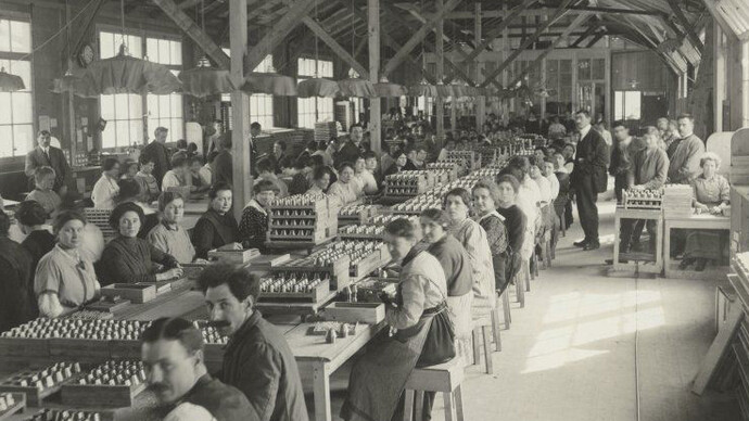 Durante la prima guerra mondiale anche le donne trovano sempre di più impiego nell’industria metalmeccanica, ad esempio presso Piccard & Pictet a Ginevra. 

Museo nazionale svizzero
